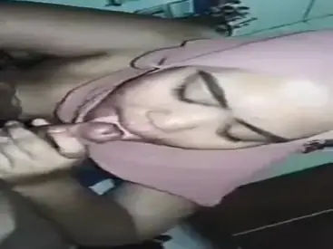 Jilbab Pink Rakus Kulum Kontol Gede Tanpa Ampun